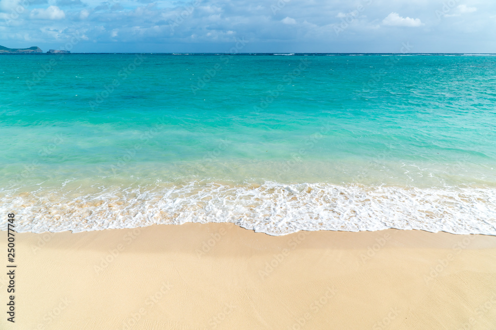 Einsamer Strand und türkises Meer auf Hawaii