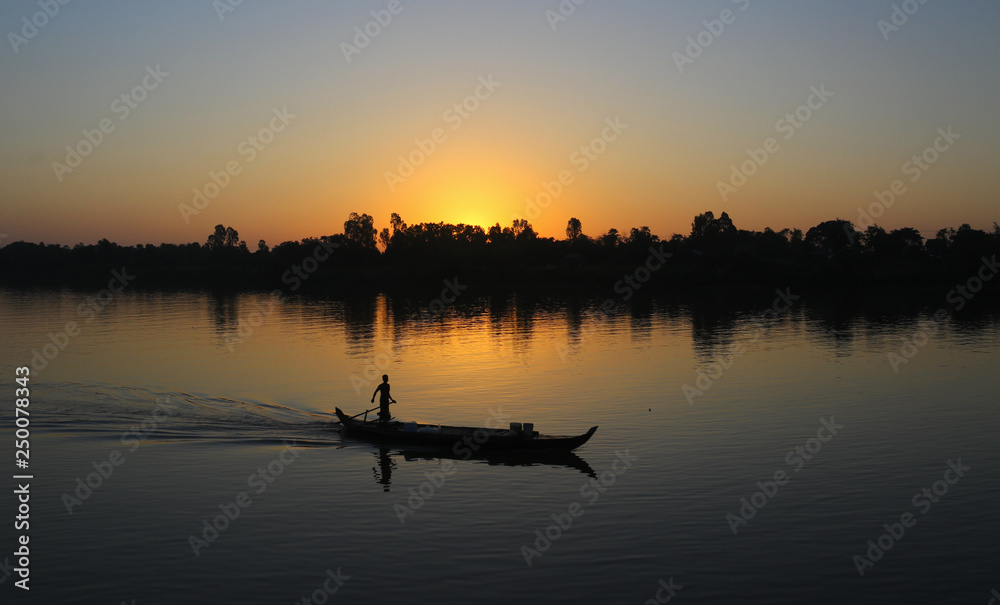 lever de soleil sur le Mékong au Cambodge
