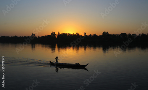 lever de soleil sur le Mékong au Cambodge