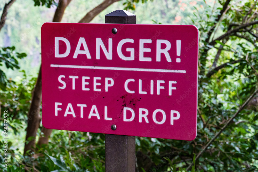 Danger Warnschild im Urwald