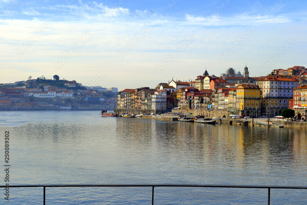Obraz premium Ribeira do Porto no fim da tarde