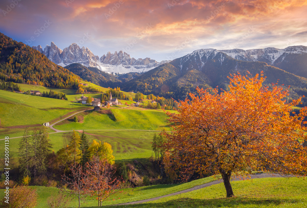 Obraz premium Santa Magdalena, Funes Valley, Trentino Alto Adige, Italy