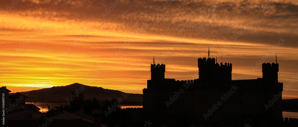 Castillo de Manzanares el Real (Madrid), silueta al amanecer