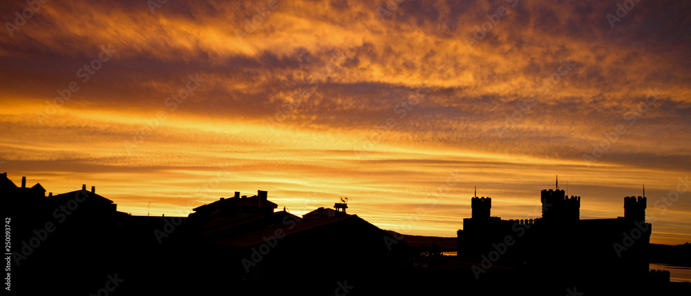 Fototapeta premium Castillo de Manzanares el Real (Madrid), silueta al amanecer