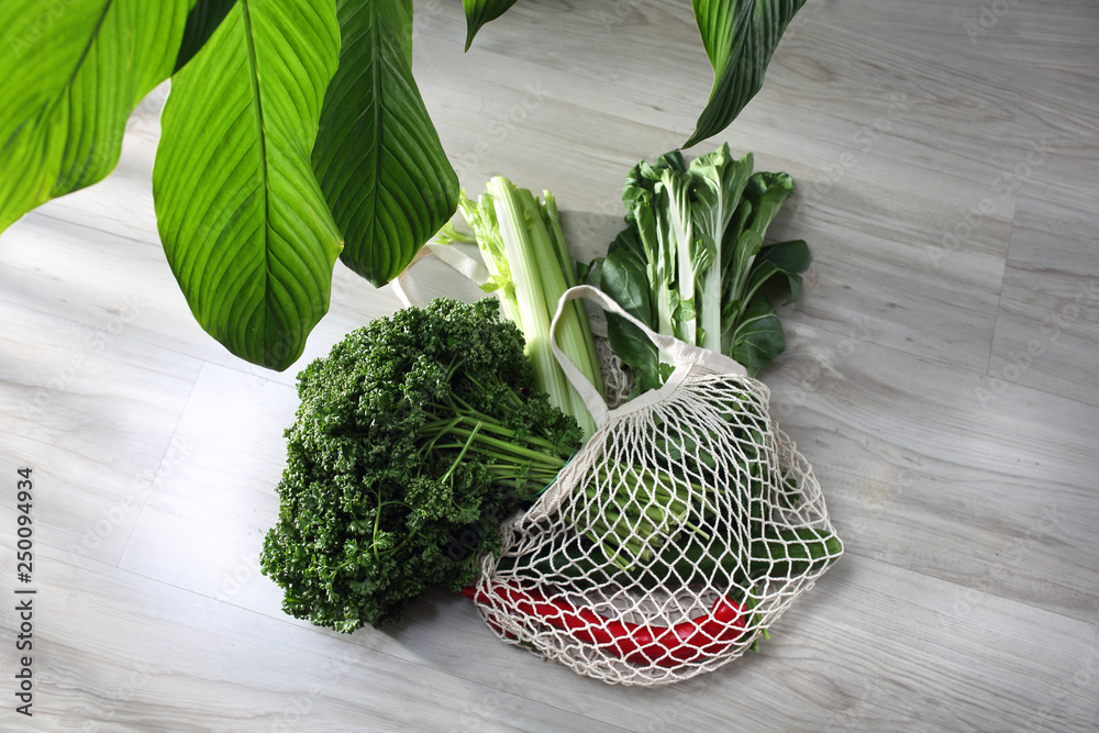 Zakupy w warzywniaku. Zdrowe odżywianie, zielone warzywa kupione na rynku. - obrazy, fototapety, plakaty 