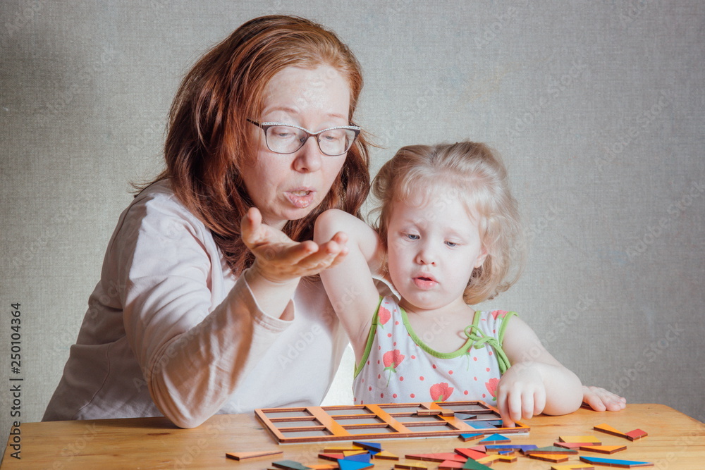 Naklejka premium mom and daughter collect puzzles