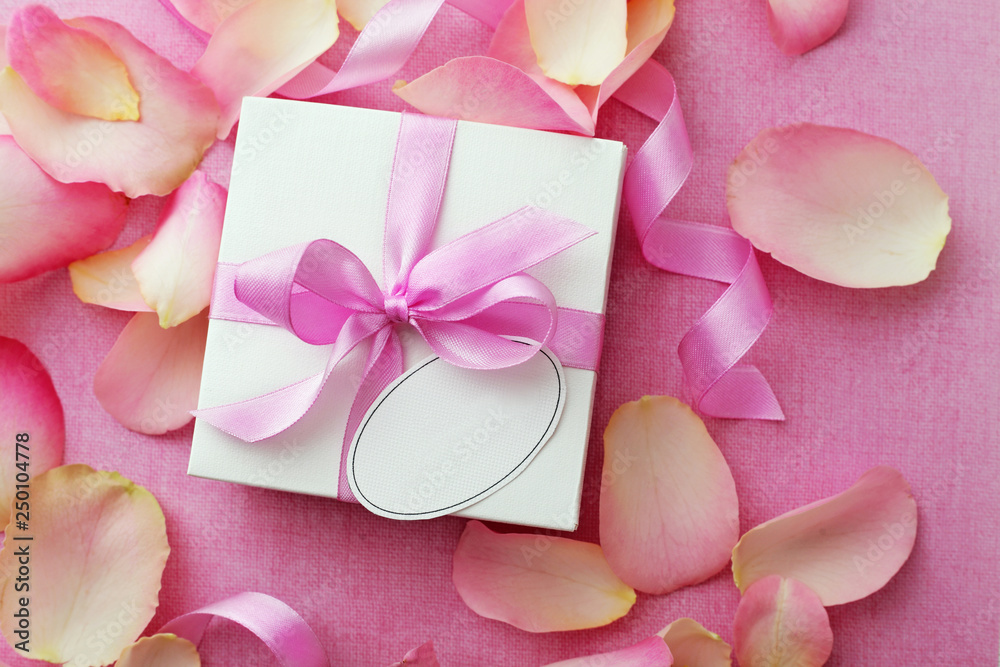 gift box with a note and rose flower petals - obrazy, fototapety, plakaty 