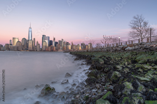 Murais de parede Financial district view from jersey city coastline at sunset with long exposure
