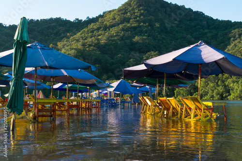 El agua de la laguna Juluapan inundo el area del restaurante.