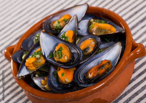 Baked mussels in clay pot