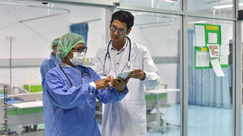 Photos of doctors in work uniforms Doctor consulted about the patient's case in the emergency room.