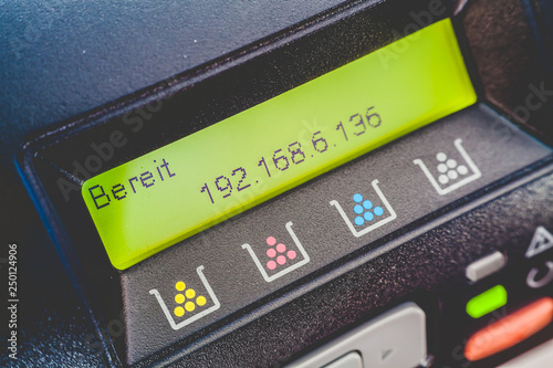 Display eines Farbdruckers welches die IP-Adresse anzeigt