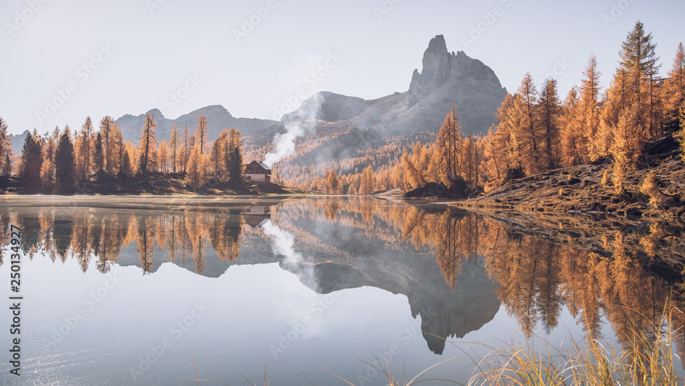 Fototapeta premium Górskie jezioro w Dolomitach