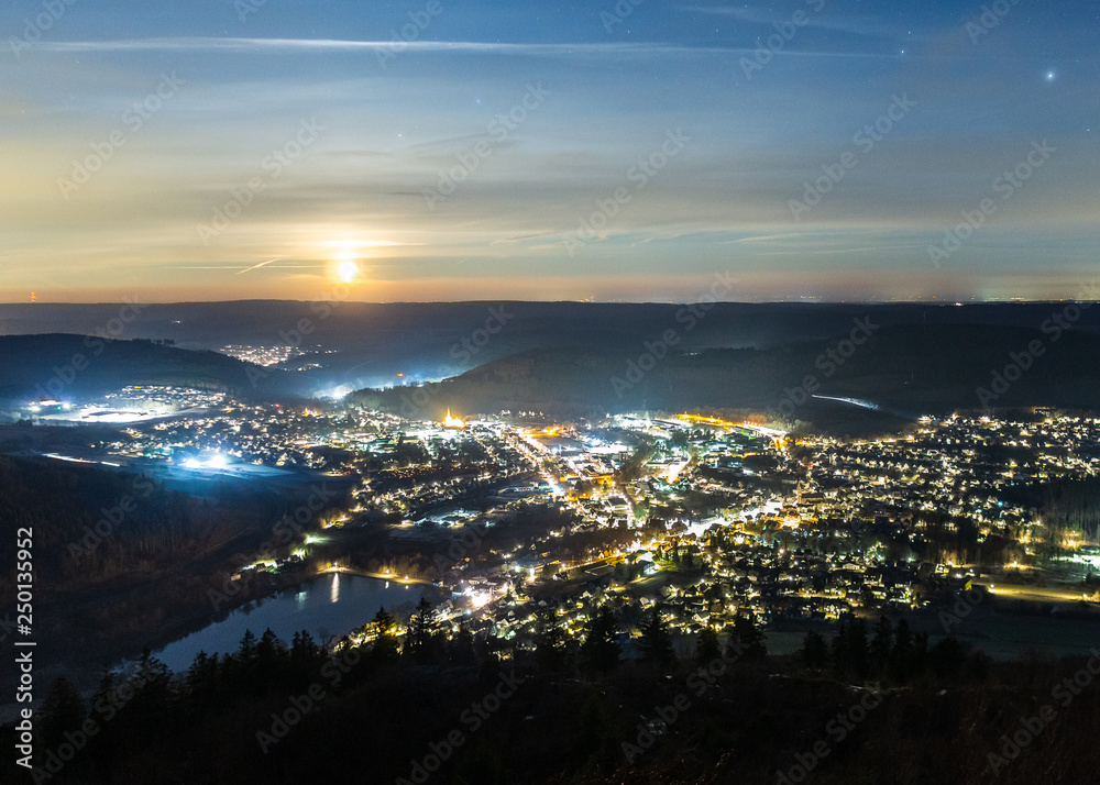 Olsberg bei Nacht, Stadtbild, Sauerland, Deutschland