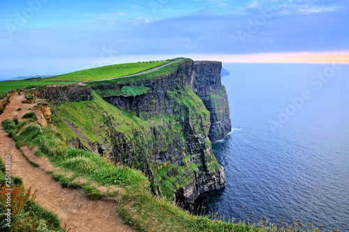Fotografia View of the soaring cliffs of Moher at dusk, Ireland