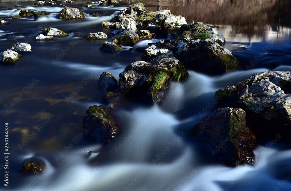 Obraz premium Trittsteine im Wasser eines Flusses