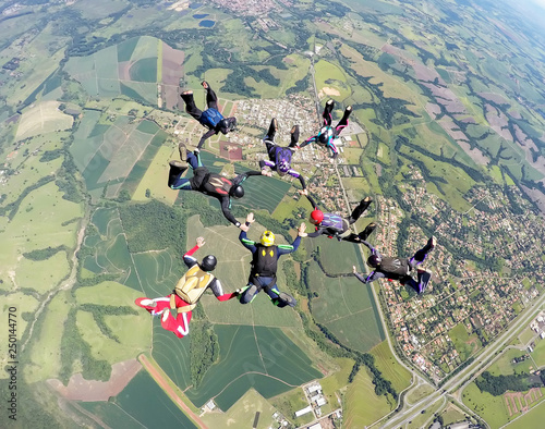 Skydiving group formation