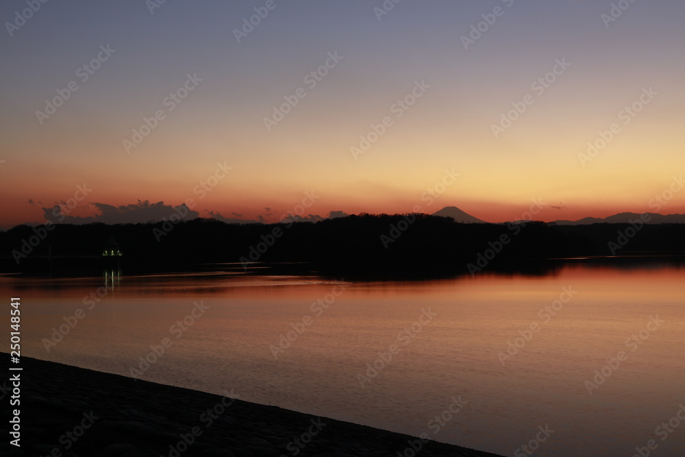 狭山湖と夕焼けと富士山