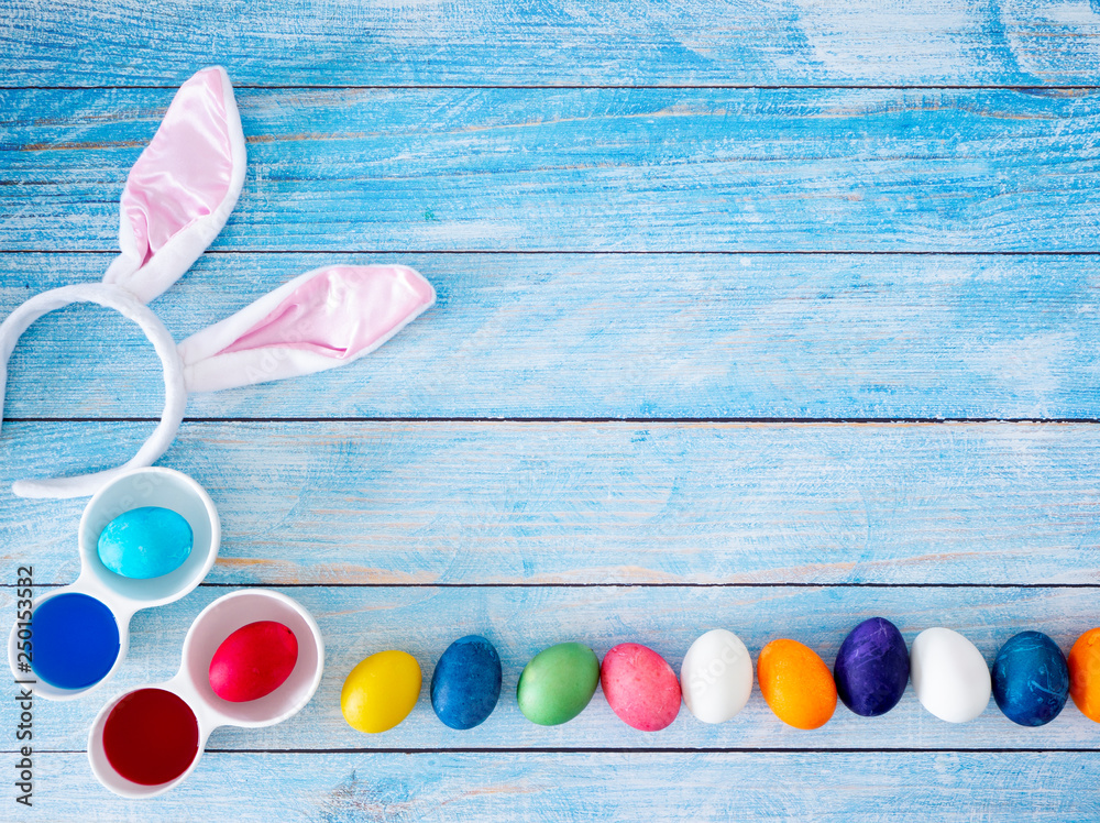 Obraz premium Dyeing eggs for Easter holidays coloring