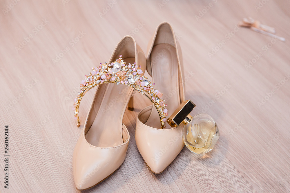 Beige shoes and tiara bride Beige shoes and tiara bride
