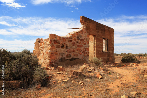 Obraz na płótnie Desolation stone house ruins in the desert of outback Australia