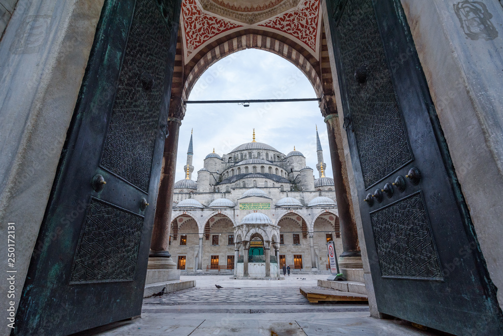 Fototapeta premium Morning view of Sultan Ahmed Blue Mosque, Istanbul, Turkey