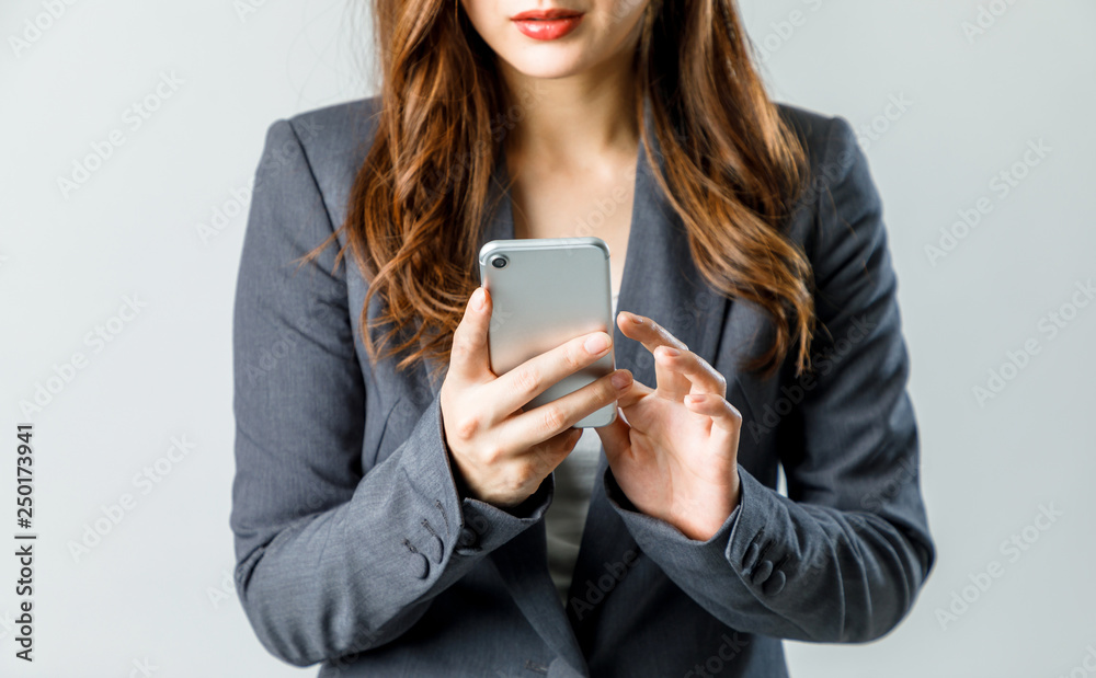 スマホを持つ女性