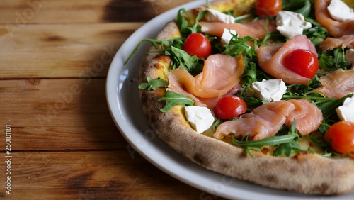 Pizza italiana su tavolo in legno