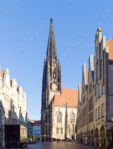 Obraz na płótnie Lambertikirche an der Kreuzung von Prinzipalmarkt und Salzstraße in der Altstadt von Münster w salonie