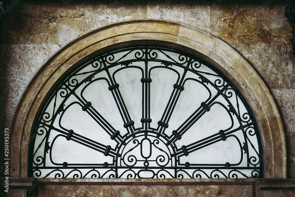 Obraz premium Fenêtre verrière en forme d'arc décorée