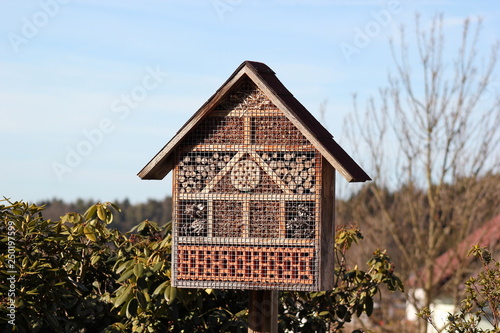 Insektenhotel in einem Garten © rbkelle
