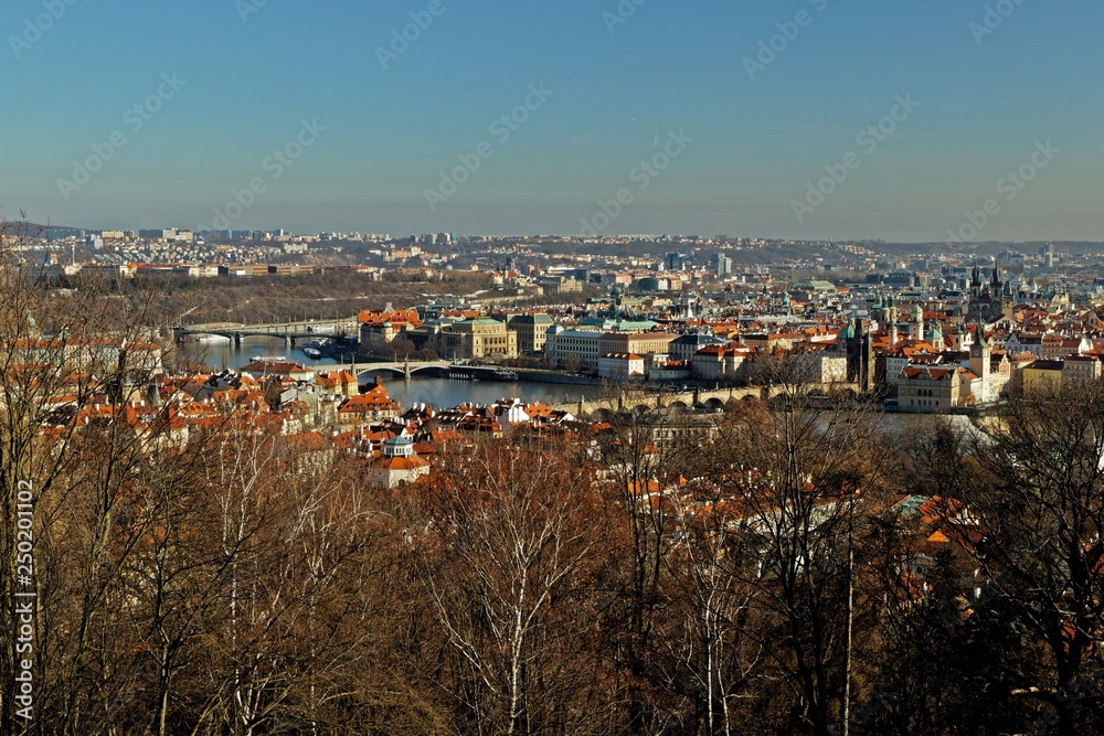 Blick über Prag an einem warmen Wintertag