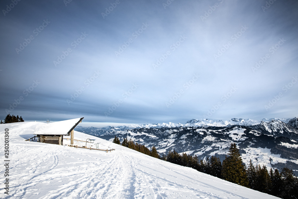 Hütte mit Grillstelle im Kanton Schwyz im Winter Hütte mit Grillstelle im Kanton Schwyz im Winter