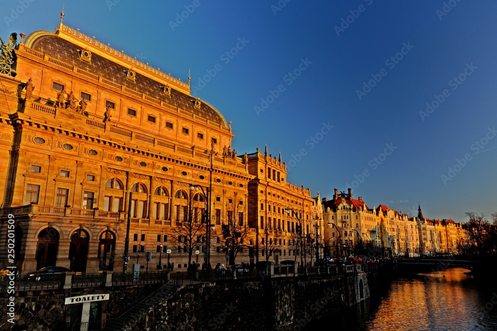 National Theater in Prag zur goldenen Stunde