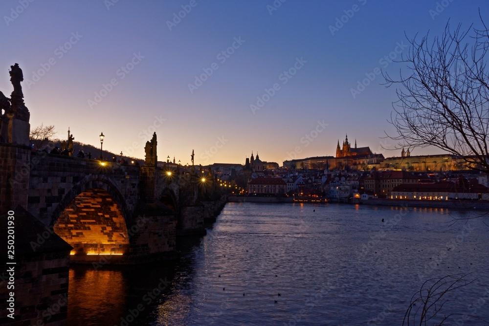 Abend an der karlsbrücke in Prag