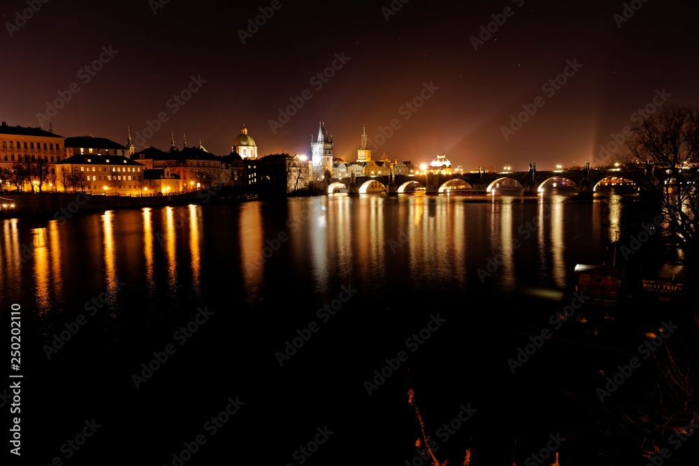 Karlsbrücke in Prage bei nacht