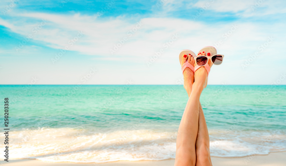 Foto Stock Upside woman feet and red pedicure wear pink sandals, sunglasses  at seaside. Funny and happy fashion young woman relax on vacation. Girl on  beach. Creative for tour agent. Weekend travel.