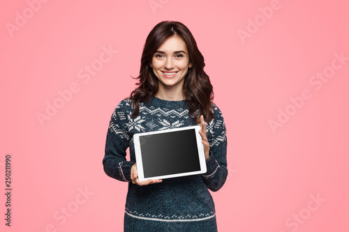 Obraz na plátne Friendly woman demonstrating modern tablet