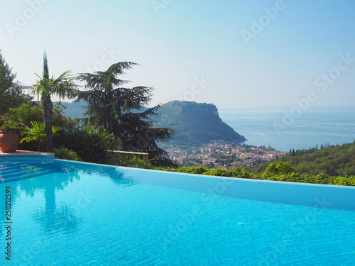 Gardasee - Pool mit herrlichem Blick photo