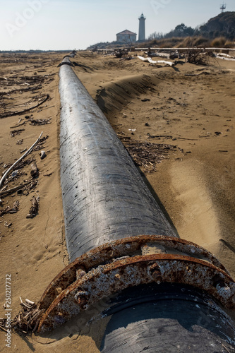 Tubo in pressione che attraversa la spiaggia photo