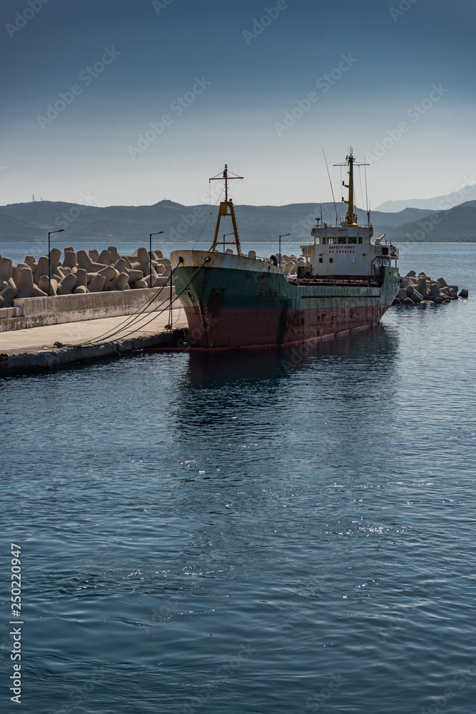 Obraz premium Ship at harbor
