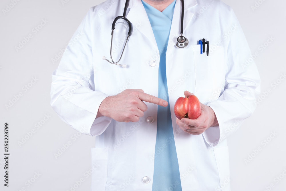 Arzt mit einem Apfel zur gesunden Ernährung