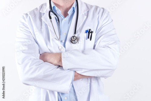 Arzt mit Stethoskop und verschränkten Armen