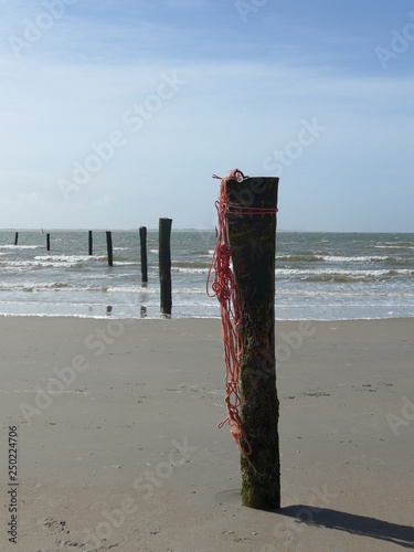 Pfosten am Strand
