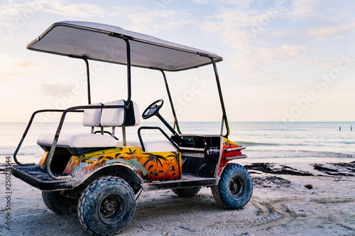 Carrito de golf en Holbox