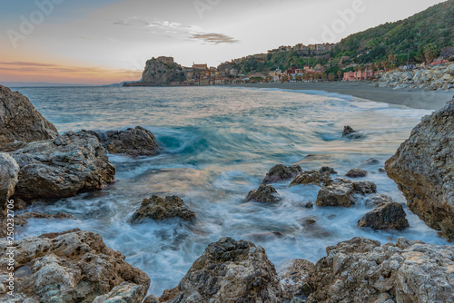 La spiaggia di Scilla con la cittadina sullo sfondo al cepuscolo, provincia di Reggio Calabria IT 
