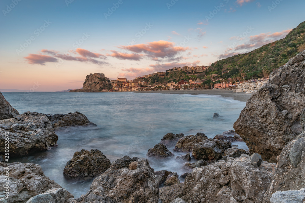 La spiaggia di Scilla con la cittadina sullo sfondo al cepuscolo, provincia di Reggio Calabria IT	