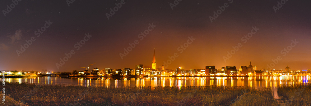 Rostock skyline nachtaufnahme