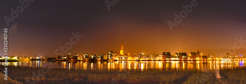 Rostock skyline nachtaufnahme