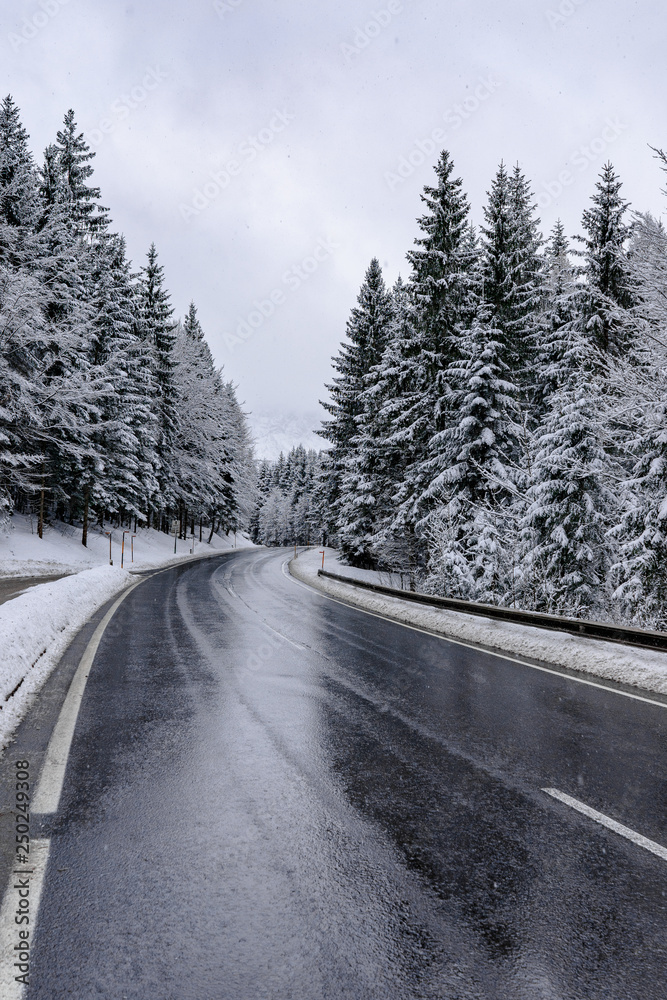 Obraz premium Winter road in alps